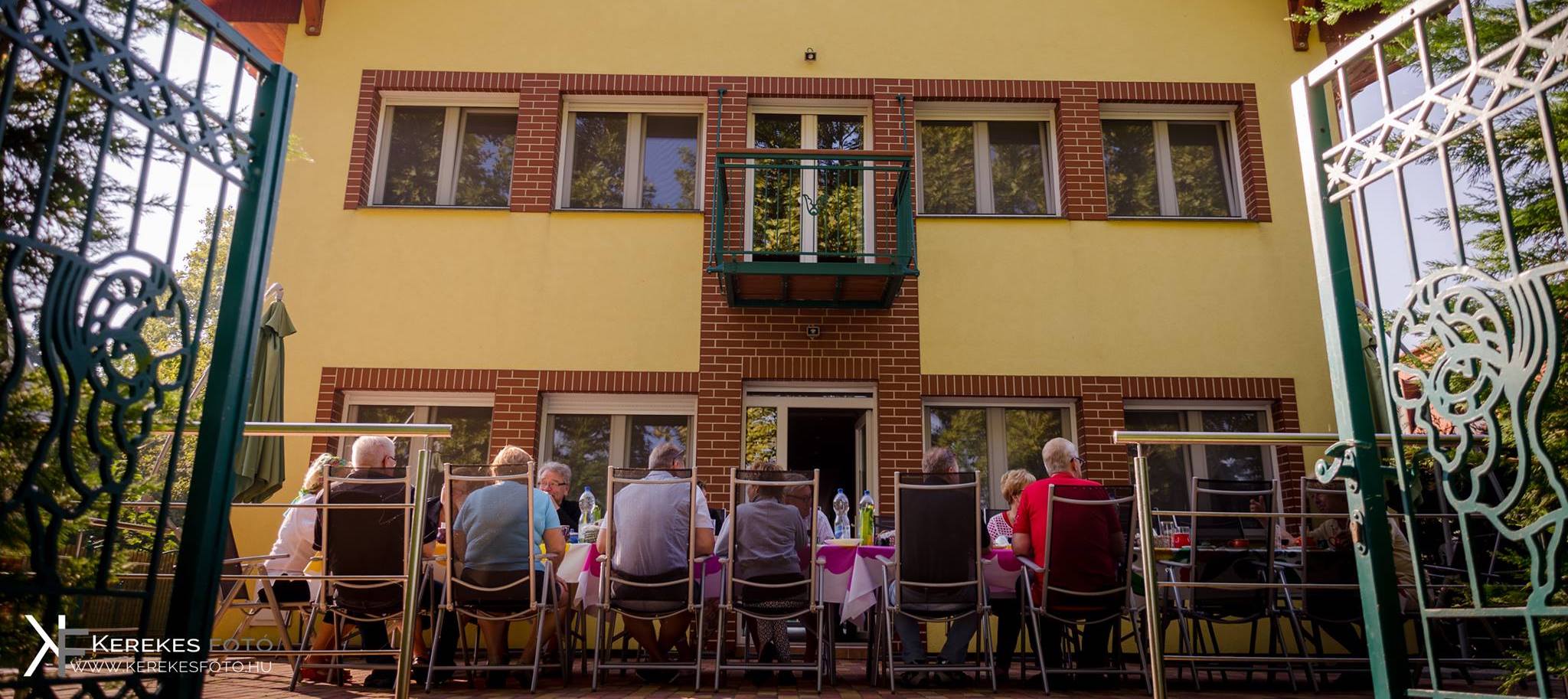 Szállodánk előtti teraszon beszélgetés